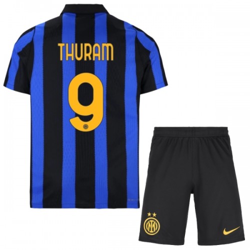 Inter Milan Thuram 9 Pelipaita Koti 2026-27 - Lasten Inter Milan Thuram 9 Pelipaita Koti 2026-27 - Lasten