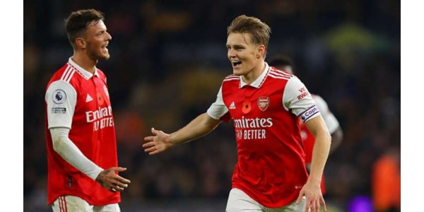 Arsenal jatkaa Premier League kärjessä