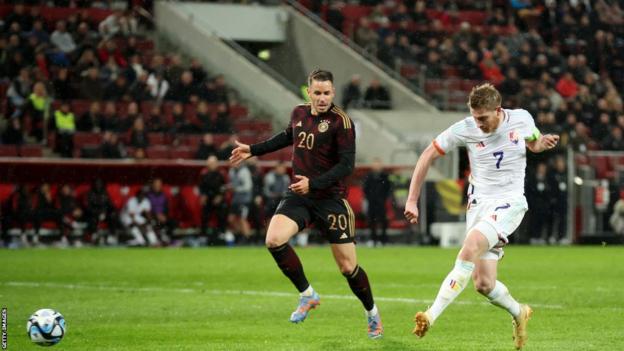 Saksa 2-3 Belgia, 2 syötöä 1 maali De Bruynelta, Belgian ensimmäinen voitto Saksaa vastaan sitten vuoden 1954