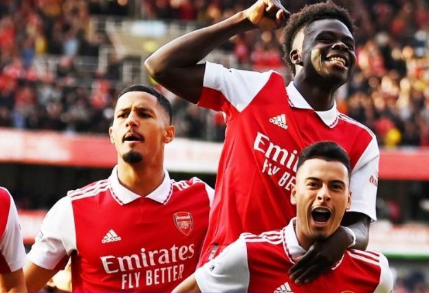 Arsenal takaisin Premier League -luokituksen huipulle, pisteytettiin minuutissa, 3: 2 voitti Liverpoolin